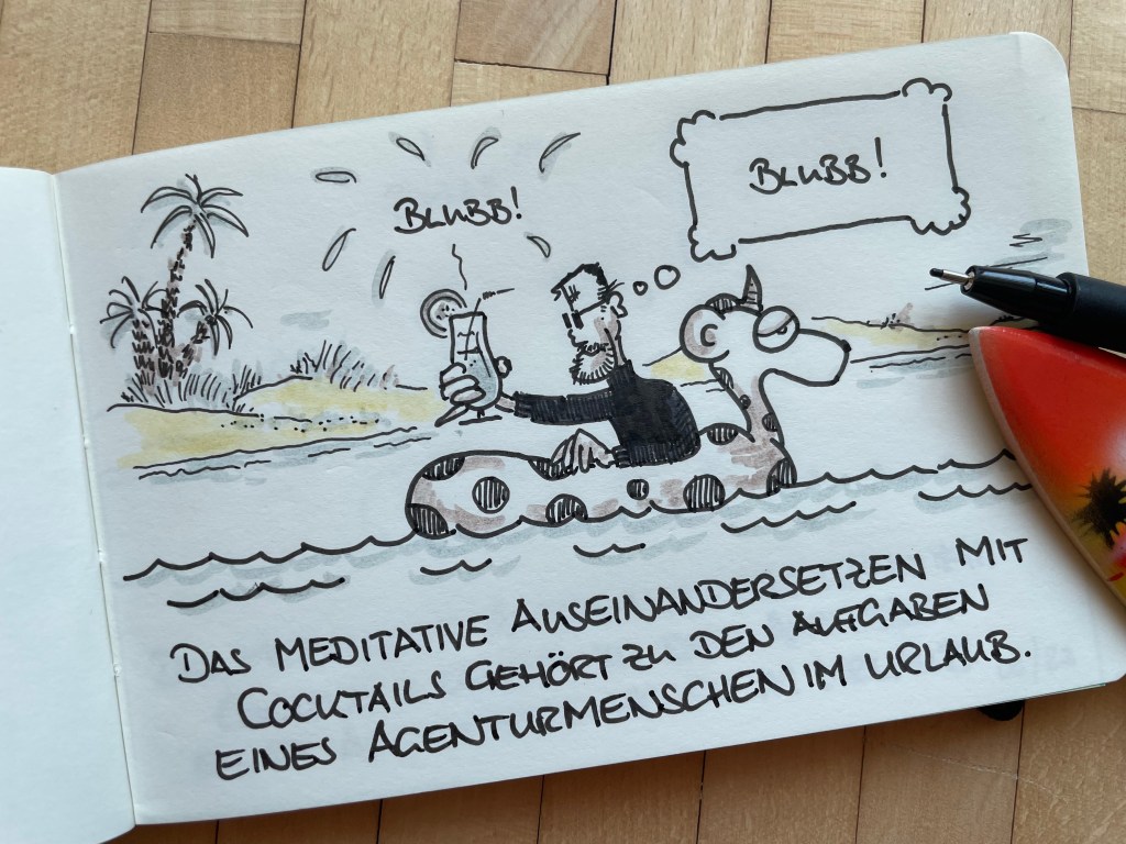 Agenturmitarbeiter Buddy Müller treibt in Gummitier im Meer und trinkt einen Cocktail.