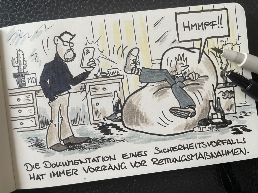 Buddy Müller steht an einem Riesensitzsack und fotografiert den EmmDee, der fast vollständig vom Sitzsack verschluckt wird. Der Grund: Die Dokumentation eines Sicherheitsvorfalls hat immer Vorrang vor Rettungsmaßnahmen.